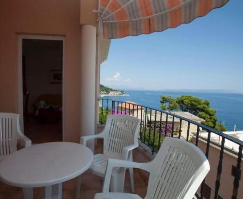 Apartman erkéllyel, kilátással az Adriai-tengerre, mindössze 100 méterre a strandtól - pic 2