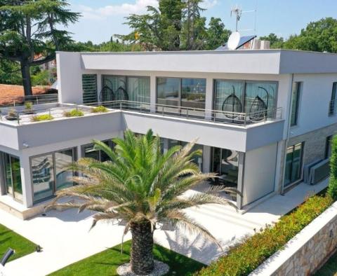 Beautiful modern villa on the 1st line to the sea between Porec and Umag 