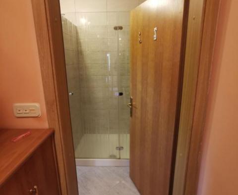 Dom wolnostojący z dwoma apartamentami w Malinskiej na wyspie Krk - pic 9