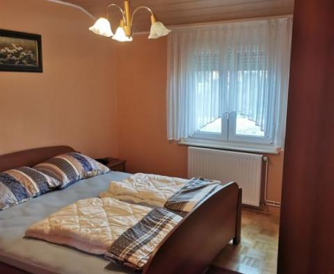 Dom wolnostojący z dwoma apartamentami w Malinskiej na wyspie Krk - pic 20