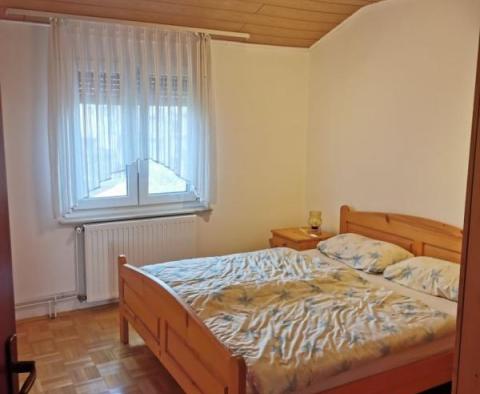 Dom wolnostojący z dwoma apartamentami w Malinskiej na wyspie Krk - pic 22