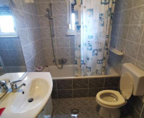 Dom wolnostojący z dwoma apartamentami w Malinskiej na wyspie Krk - pic 25