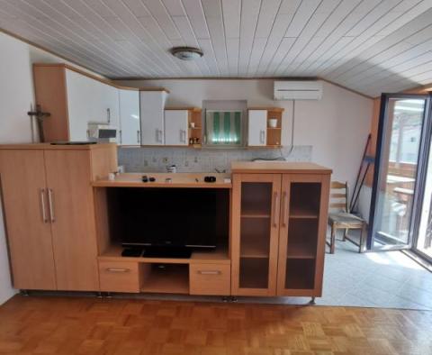 Dom wolnostojący z dwoma apartamentami w Malinskiej na wyspie Krk - pic 26