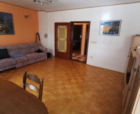 Dom wolnostojący z dwoma apartamentami w Malinskiej na wyspie Krk - pic 27