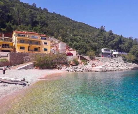 Obiekt turystyczny z 11 apartamentami w pierwszej linii od morza na wyspie Hvar - pic 8