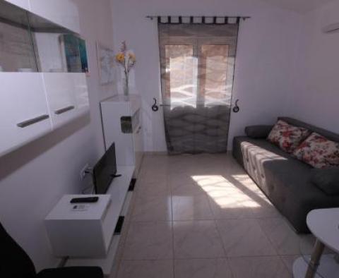 Obiekt turystyczny z 11 apartamentami w pierwszej linii od morza na wyspie Hvar - pic 22