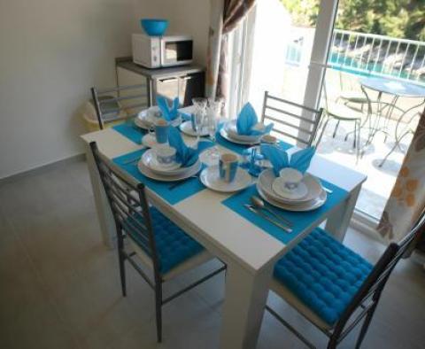 Obiekt turystyczny z 11 apartamentami w pierwszej linii od morza na wyspie Hvar - pic 37