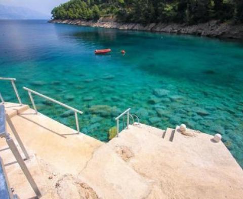 Turistická nemovitost 11 apartmánů v 1. linii k moři na ostrově Hvar - pic 9