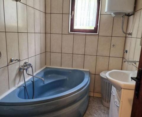 Tani dom z trzema apartamentami i widokiem na morze w Povile, 200 metrów od morza - pic 8