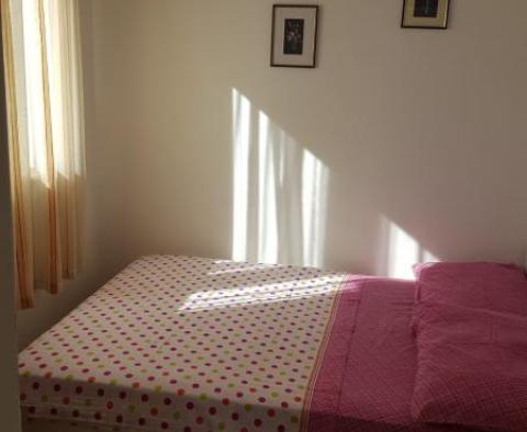 Dom bliźniaczy z widokiem na morze w Seget Vranjica z trzema apartamentami - pic 8