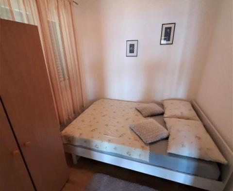 Dvojdům s výhledem na moře v Seget Vranjica, se třemi apartmány - pic 16