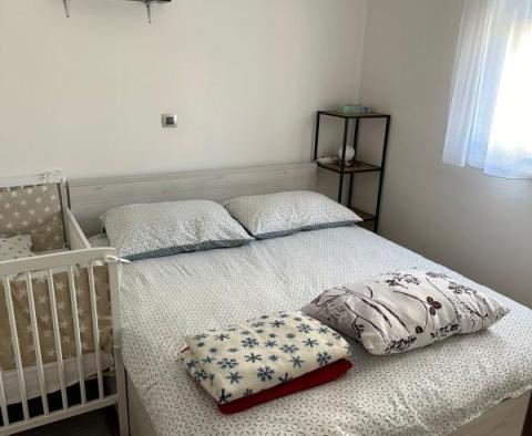 Schöne 2-Zimmer-Wohnung zum Verkauf in Split, mit 2 Garagenplätzen - foto 2