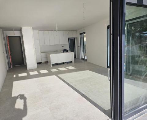 Nowy nowoczesny apartament z przepięknym widokiem na morze na półwyspie Ciovo - pic 12