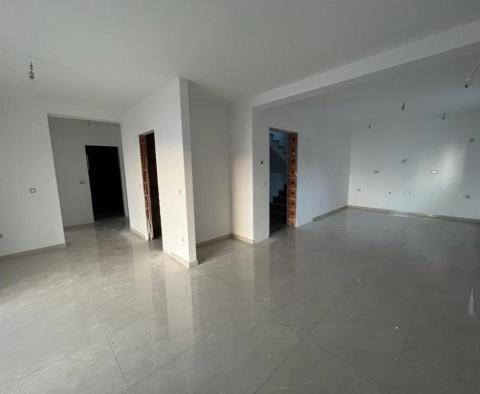 Tágas apartmanok egy új rezidenciában Rogoznicában - pic 8