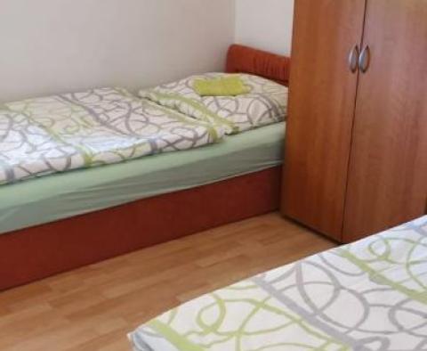 Apart-dům s 5 apartmány v Novi Vinodolski 400 metrů od moře - pic 16