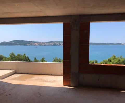 Nowy luksusowy penthouse w Seget Donji z niesamowitym widokiem na otwarte morze, 100 m od morza - pic 8