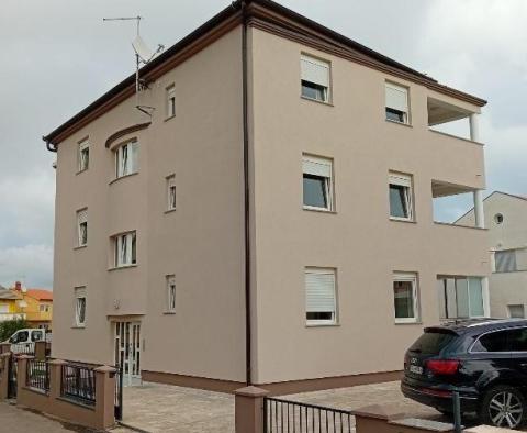 Dom apartamentowy z 6 apartamentami na sprzedaż w Medulin, 300 metrów od morza 