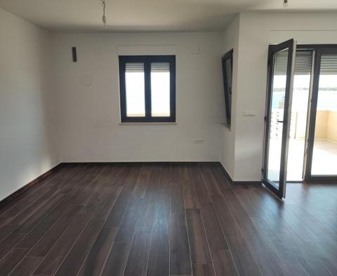 1. linie k moři - 3pokojový apartmán v nové budově na poloostrově Pag - pic 11