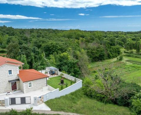 Magnifique villa en pierre à Tinjan, en bordure de verdure 