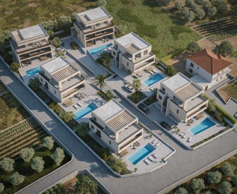 Terrain urbain unique avec permis de construire prêts pour 6 villas de luxe dans la région de Trogir 