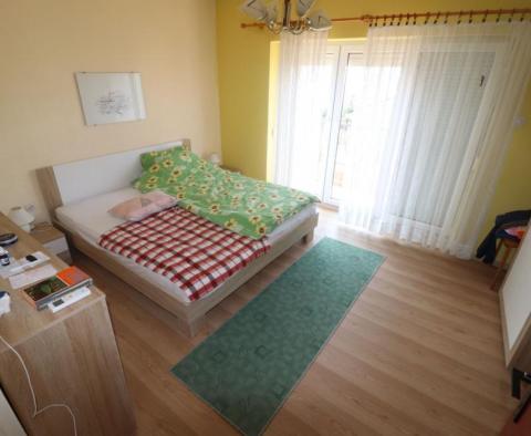 Dům se dvěma apartmány v Novi Vinodolski jen 200 metrů od moře - pic 17