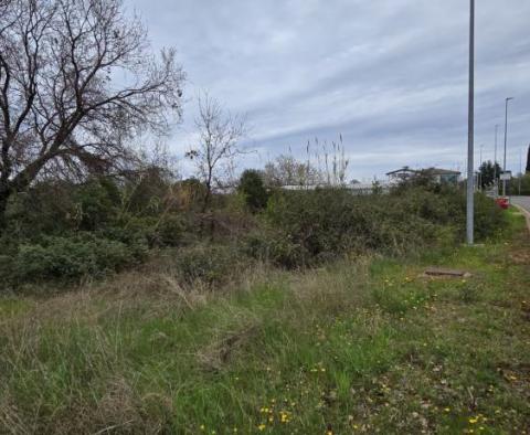 Baugrundstück in Poreč, 2 km vom Meer entfernt 