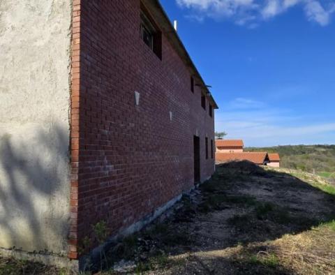 Fantasztikus birtok Buzetben 4 lakóépülettel és egy üzletházzal, szabad kilátással a természetre és a tóra - pic 76