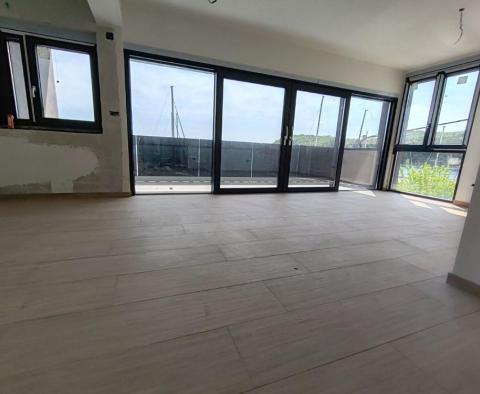 Appartement de luxe à Jadranovo au premier rang de la mer - pic 12