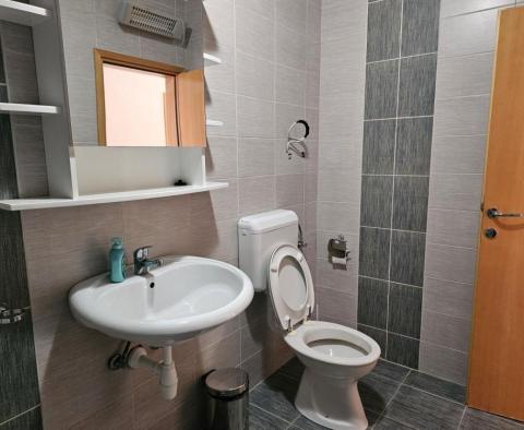 Apartament z widokiem na morze i garażem w Banjol na Rabie, 200 metrów od morza - pic 17