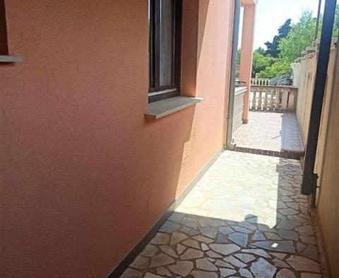 Atrakcyjny dom z 6 apartamentami na sprzedaż w Meduliun, zaledwie 200 metrów od morza! - pic 20