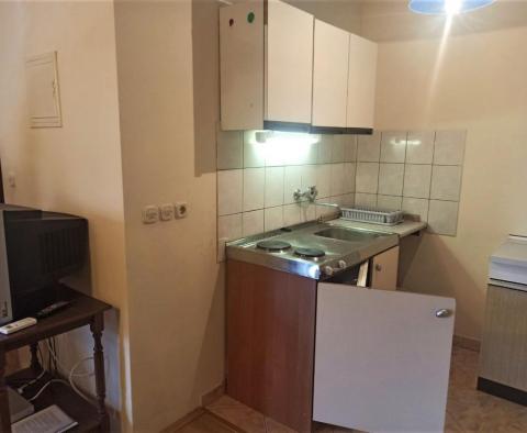 Atrakcyjny dom z 6 apartamentami na sprzedaż w Meduliun, zaledwie 200 metrów od morza! - pic 28