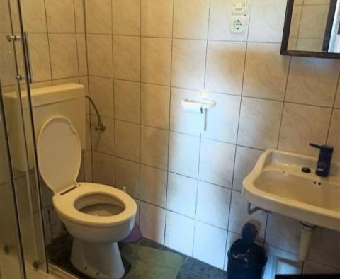 Atrakcyjny dom z 6 apartamentami na sprzedaż w Meduliun, zaledwie 200 metrów od morza! - pic 59