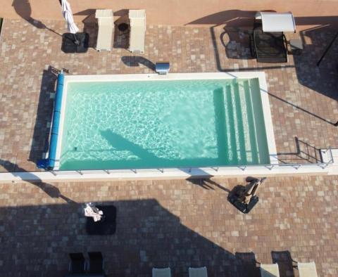 Элегантная вилла с бассейном на продажу в Свети Петар, всего в 90 метрах от моря - фото 6