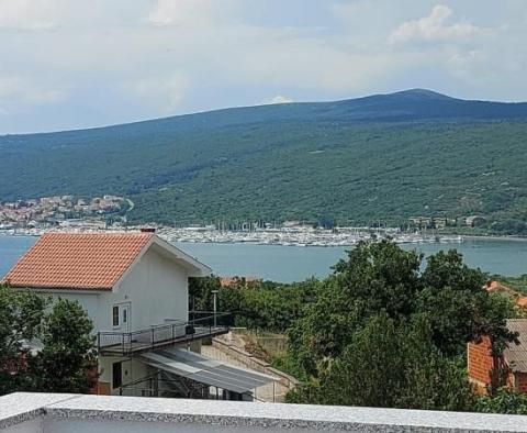 Zvýhodněný apartmán se 2 ložnicemi ve městě Krk s výhledem na moře! 