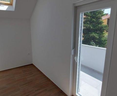 Zvýhodněný apartmán se 2 ložnicemi ve městě Krk s výhledem na moře! - pic 9