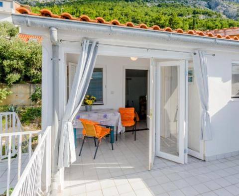 Wunderschönes Doppelhaus mit 4 Wohnungen an der Riviera von Omis, nur 200 m vom Meer entfernt - foto 3