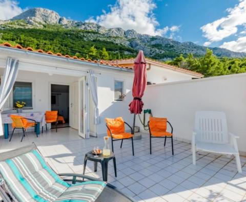 Wunderschönes Doppelhaus mit 4 Wohnungen an der Riviera von Omis, nur 200 m vom Meer entfernt - foto 23