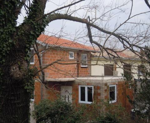 Dům v Jadranovo, Crikvenica, na prodej ve stavu roh-bau. Pouze 500 m od moře! 