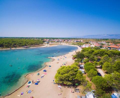 Építési telek Zadar területen, csak 90 méterre a tengertől 