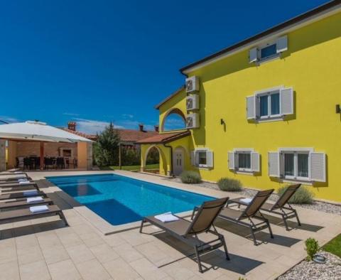 Propriété avec 3 appartements et piscine à vendre à Mušalež, Poreč - pic 2