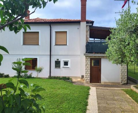 Haus mit 4 Wohnungen zum Verkauf in Umag, nur 2 km vom Meer entfernt - foto 2