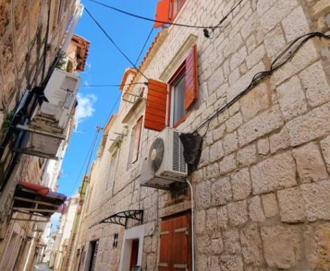 Třípatrový zrekonstruovaný kamenný dům v historickém jádru města Trogir - pic 2