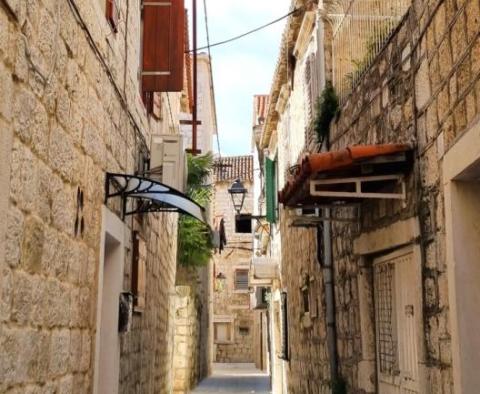 Une maison en pierre rénovée de trois étages dans le cœur historique de la ville de Trogir - pic 4