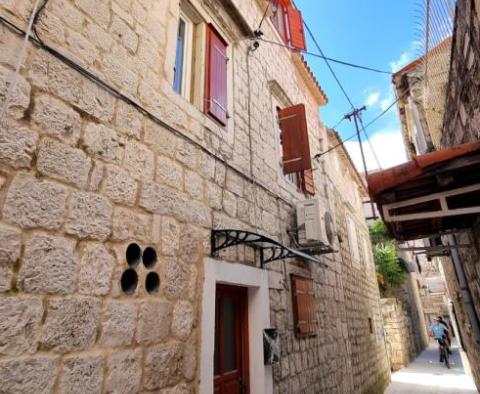 Třípatrový zrekonstruovaný kamenný dům v historickém jádru města Trogir - pic 3