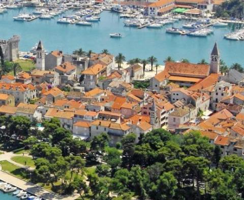 Une maison en pierre rénovée de trois étages dans le cœur historique de la ville de Trogir 