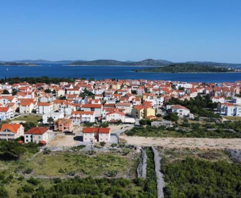 Außergewöhnliches neues Projekt mit 135 Wohnungen in Vodice mit vorliegender Baugenehmigung - foto 4