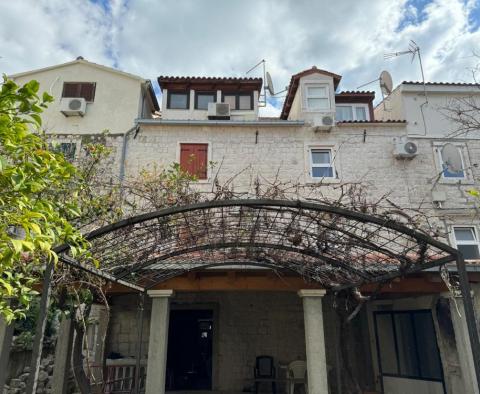 Reduziert! Haus mit 3 Wohnungen in der 1. Reihe zum Meer in Trogir! - foto 3