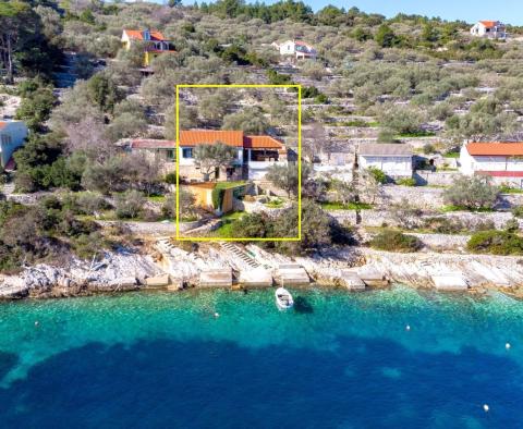 A seafront house in a fantastic bay on Korcula island, with two boat moorings in front - pic 2