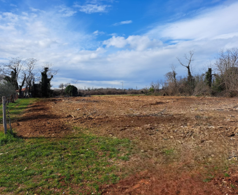 Rare urban land for sale in Umag area, mere 500 meters from the sea 