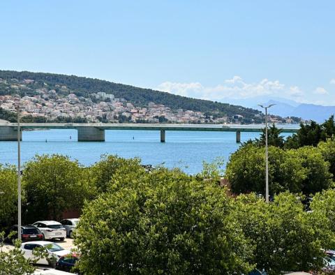 Első vonal a tenger felé - három apartmanos vendégház kerttel, garázzsal és kilátással a tengerre Trogirban - pic 6